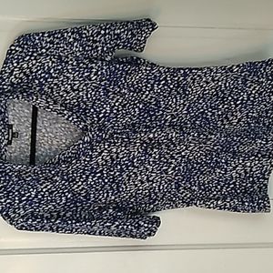 3 for $10.00 🍒 Premise brand royal blue/black/white top w a twist front detail.